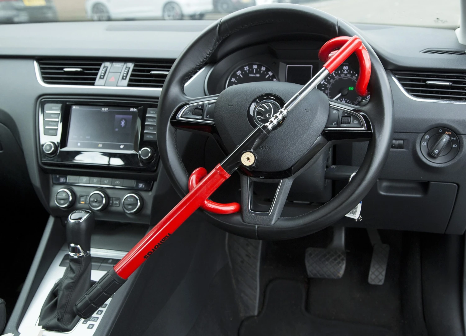 Halfords Single Bar Steering Wheel Lock 6 Halfords Single Bar Steering Wheel Lock - Image 4