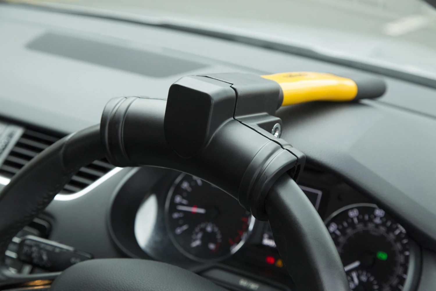 Halfords T-Bar Steering Wheel Lock 6 Halfords T-Bar Steering Wheel Lock - Image 4