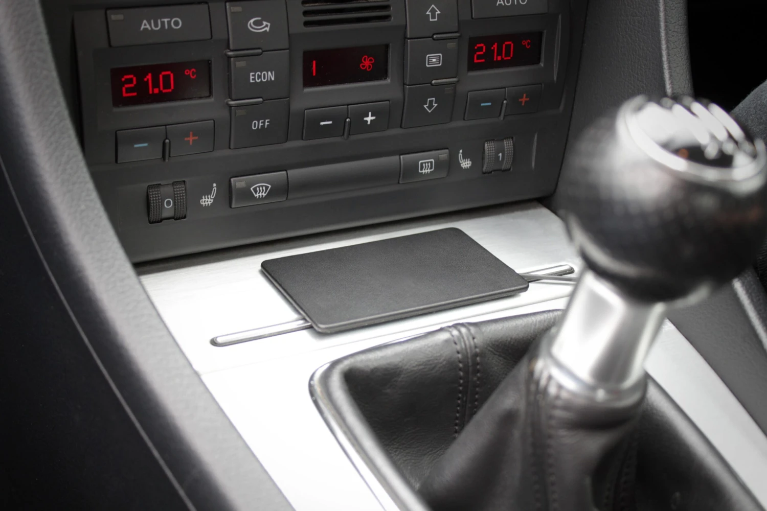 Connects2 Universal In-Car Charging Pad 4 Connects2 Universal In-Car Charging Pad - Image 2