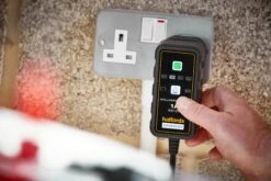 Halfords Smart Battery Charger 1A 19 Halfords Smart Battery Charger 1A -Auto Parts Store 496838e