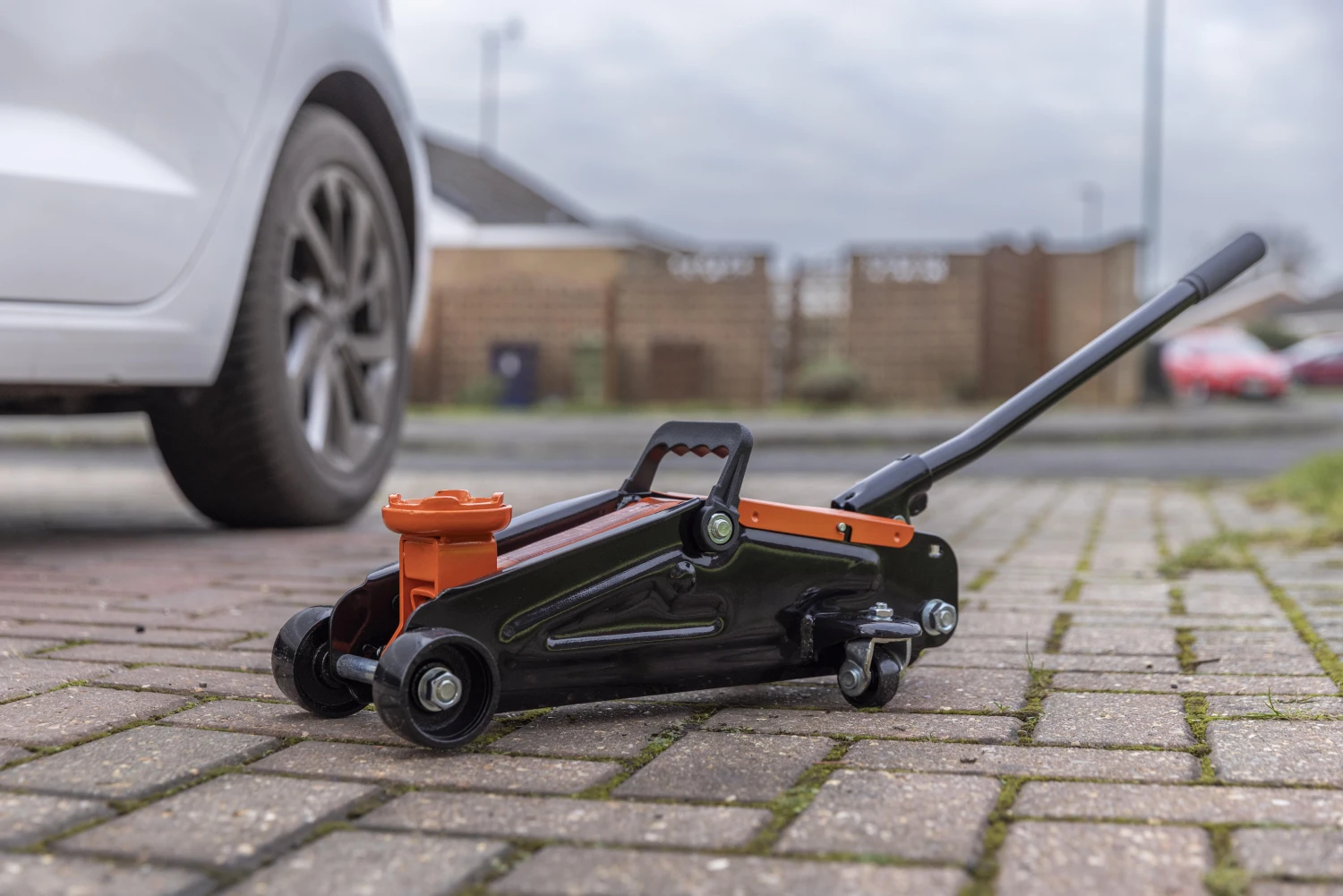 Halfords 2 Tonne Hydraulic Trolley Jack 4 Halfords 2 Tonne Hydraulic Trolley Jack - Image 2